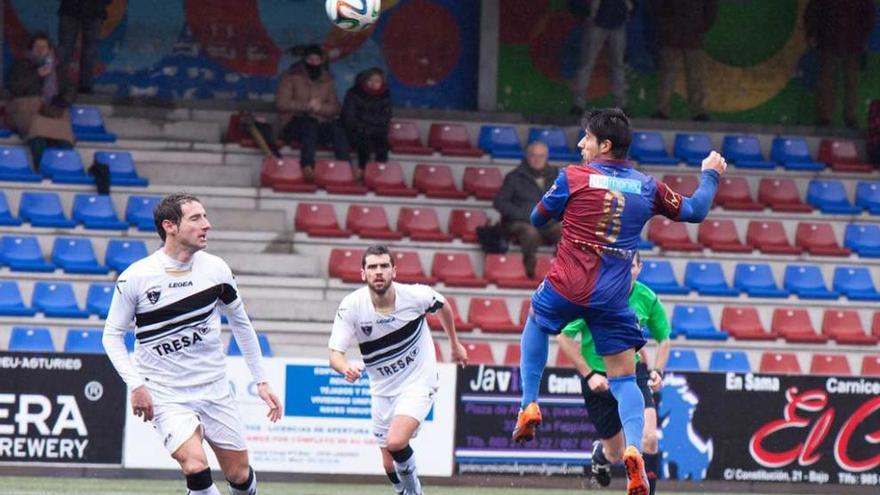 Piniella observa a Robi en el Langreo-Lealtad de la pasada temporada.