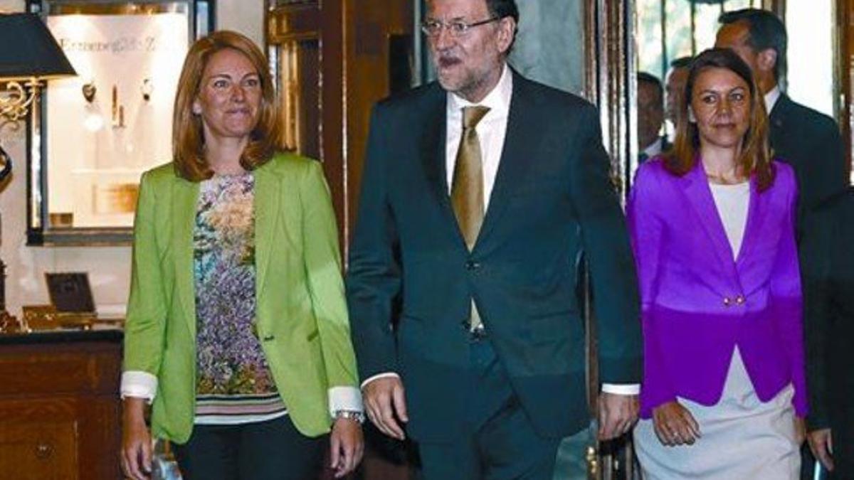 Arantza Quiroga (presidenta del PP vasco), Mariano Rajoy y Maria Dolores de Cospedal, ayer en Madrid.