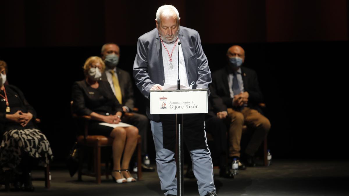 Entrega de honores y distinciones de Gijón en el teatro Jovellanos