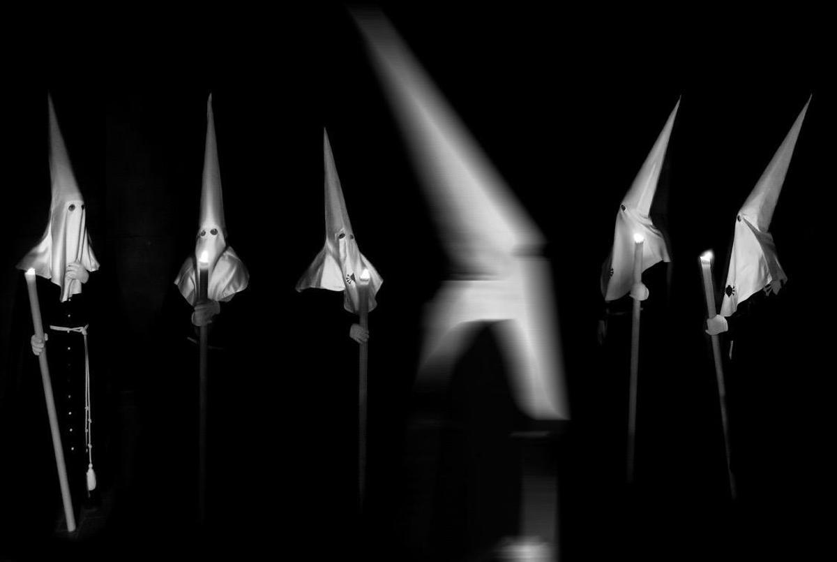 Fotografía "Capirotes" de José López que ha ganado el concurso nacional de Semana Santa de Xàtiva.