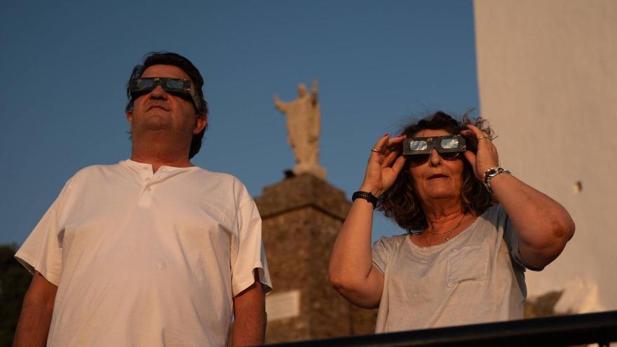 Las gafas del eclipse no son de usar y tirar: estas son las claves que indican los oftalmólogos para ...
