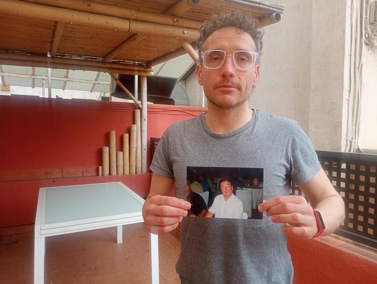 Óscar el hijo del fallecido por quemaduras en Bellvitge con una foto de su padre