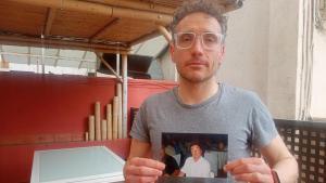 Óscar el hijo del fallecido por quemaduras en Bellvitge con una foto de su padre