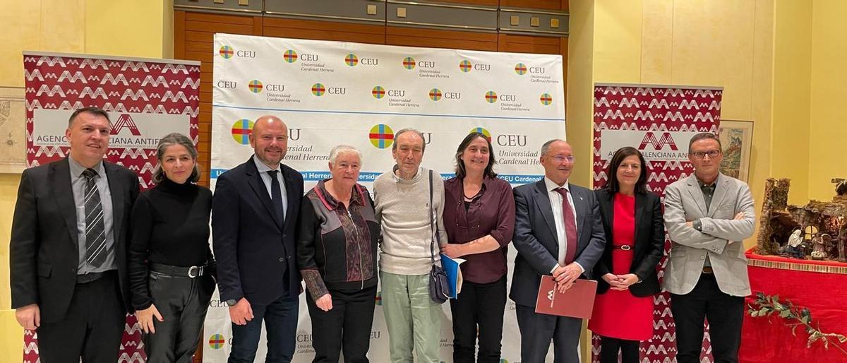 Joaquim Bosch, Irma Ferrer, Toni Gaspar, Consuelo Vidal, Carles Dolç, Itziar González, Joan Llinares, Teresa Clemente y Fernando Jiménez, ayer en un receso de la jornada organizada por la Agencia Antifraude.