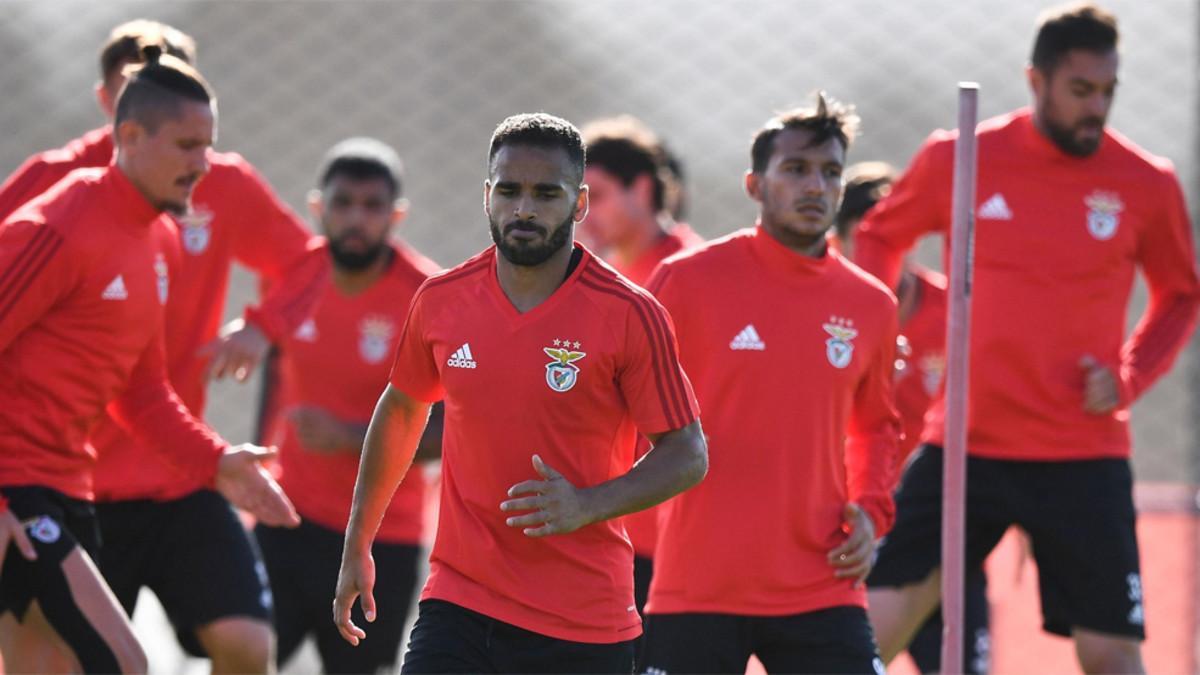 Douglas Pereira durante un entrenamiento del Benfica