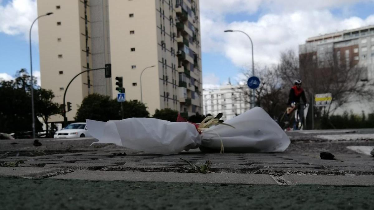 Flores que los vecinos han colocado en la calle Villas de Cuba,