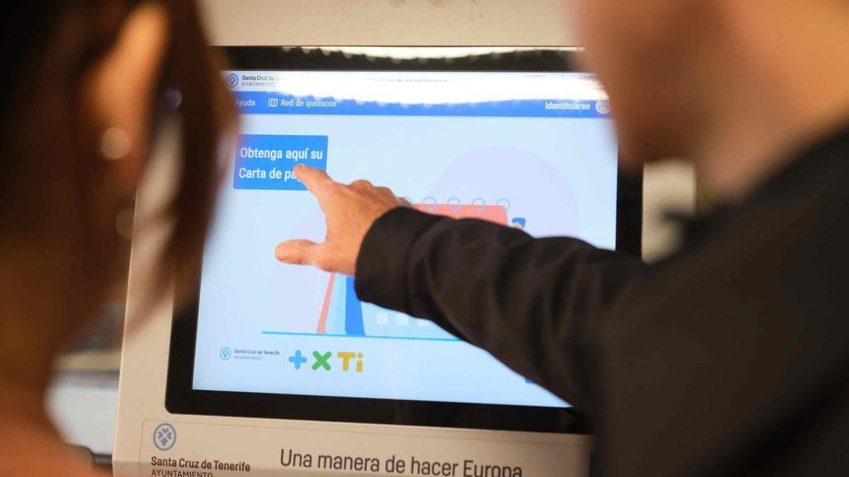 Uno de los quioscos interactivos instalados en Santa Cruz.