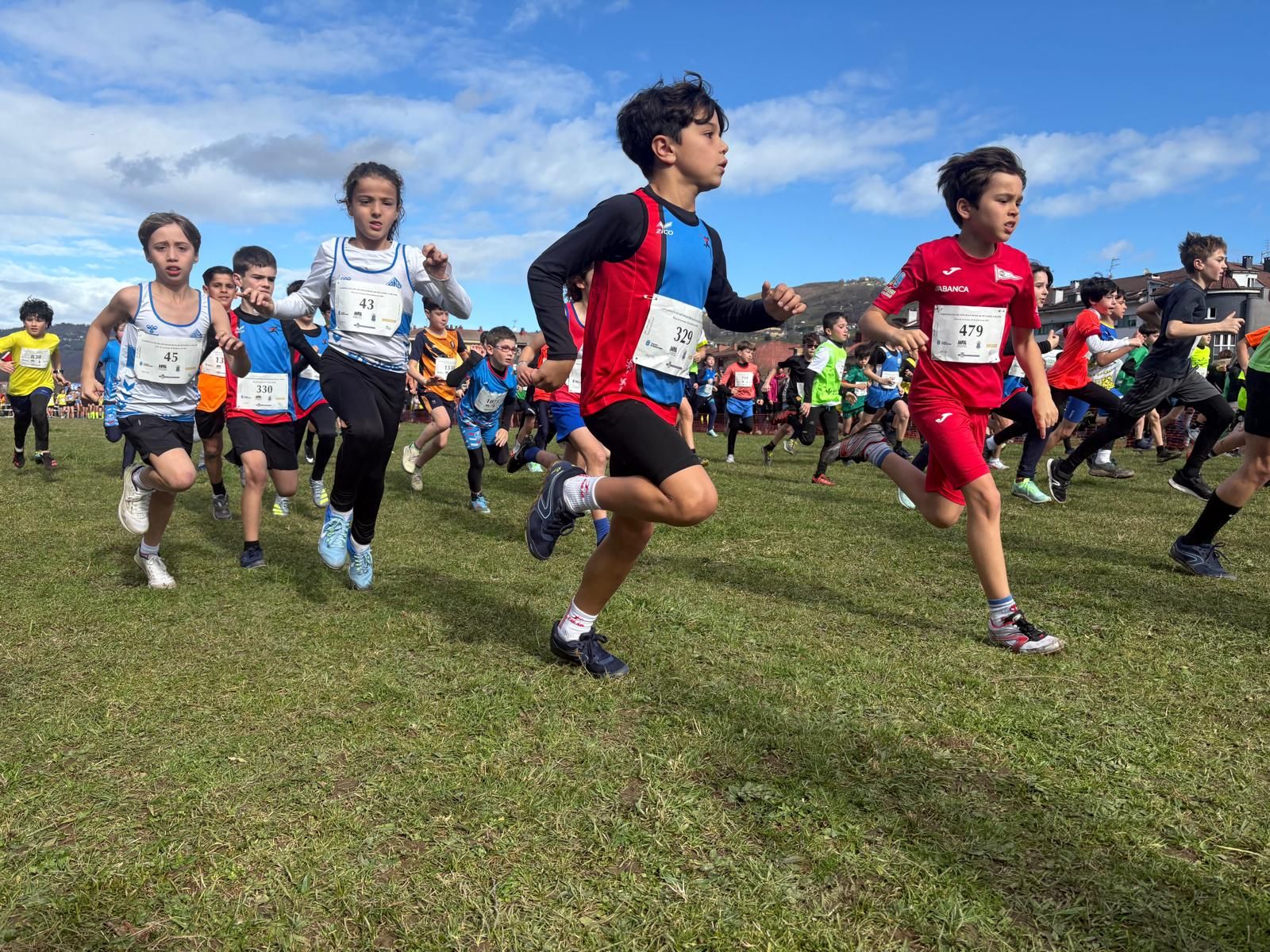 Casi 1.500 niños en Laviana para las "Miniolimpiadas" del Principado: así fue la carrera