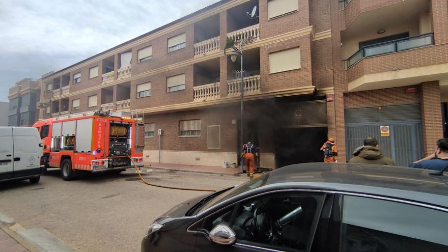 Un herido en un incendio en un garaje que obliga a evacuar un edificio en Alginet