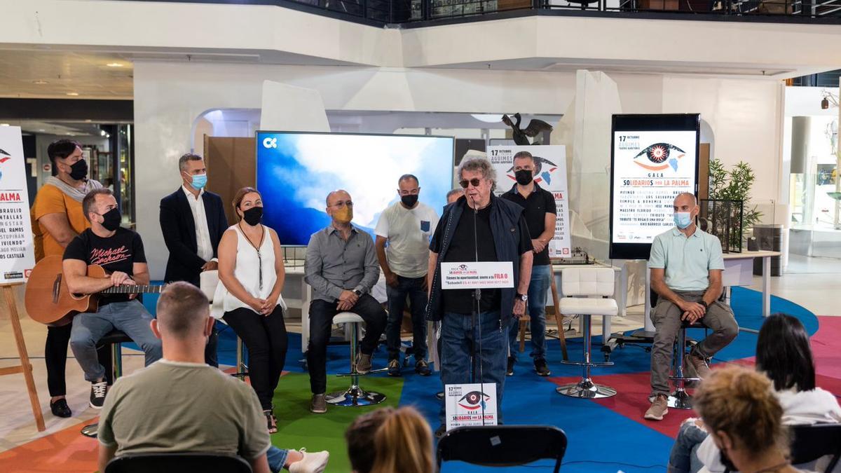 Braulio (en el centro) en el momento de la rueda de prensa del concierto solidario por La Palma