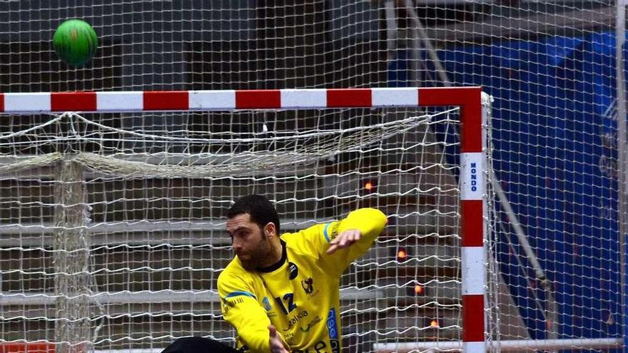 Santana en una acción de un partido de liga en el Pabellón Municipal. // Rafa Vázquez