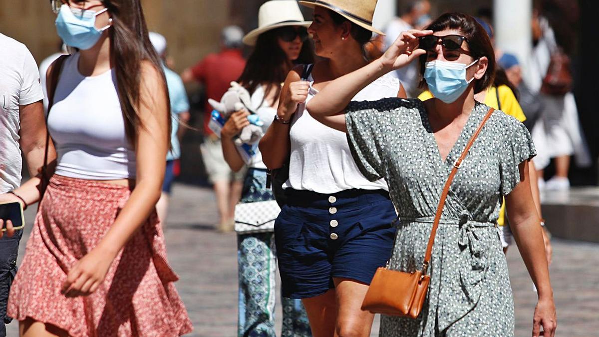 Varios grupos de visitantes, en el barrio de la Judería.