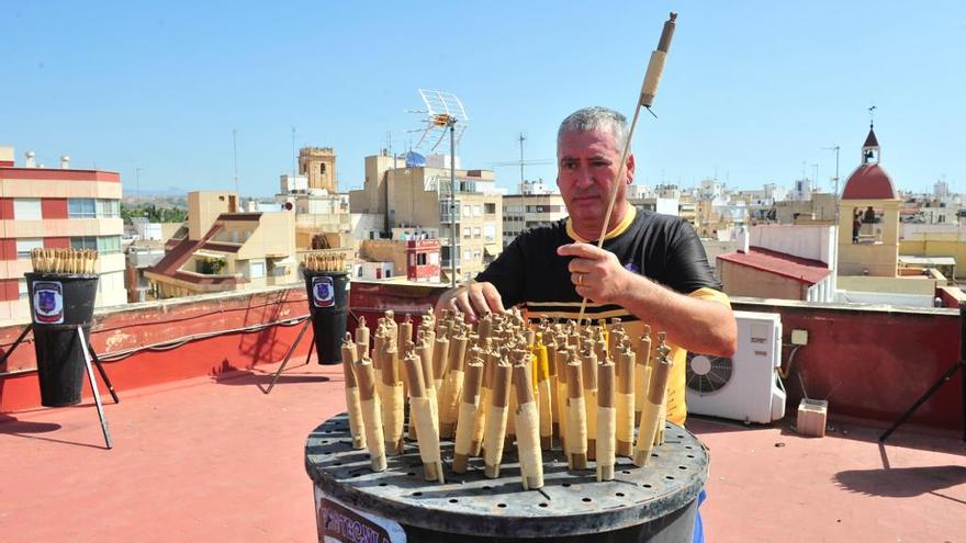 Detalles de última hora del montaje de la cohetería para la Nit de l&#039;Albà este viernes en la terraza del Ayuntamiento