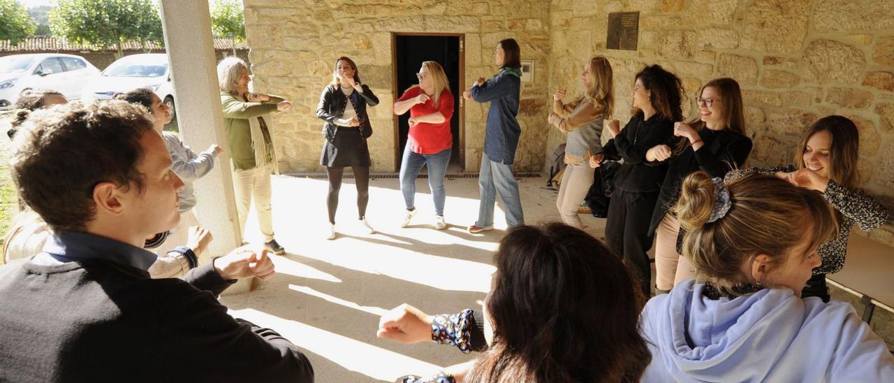 Las mujeres participantes en el programa ayer, en el recinto de A Saleta. |   // BERNABÉ/JAVIER LALÍN