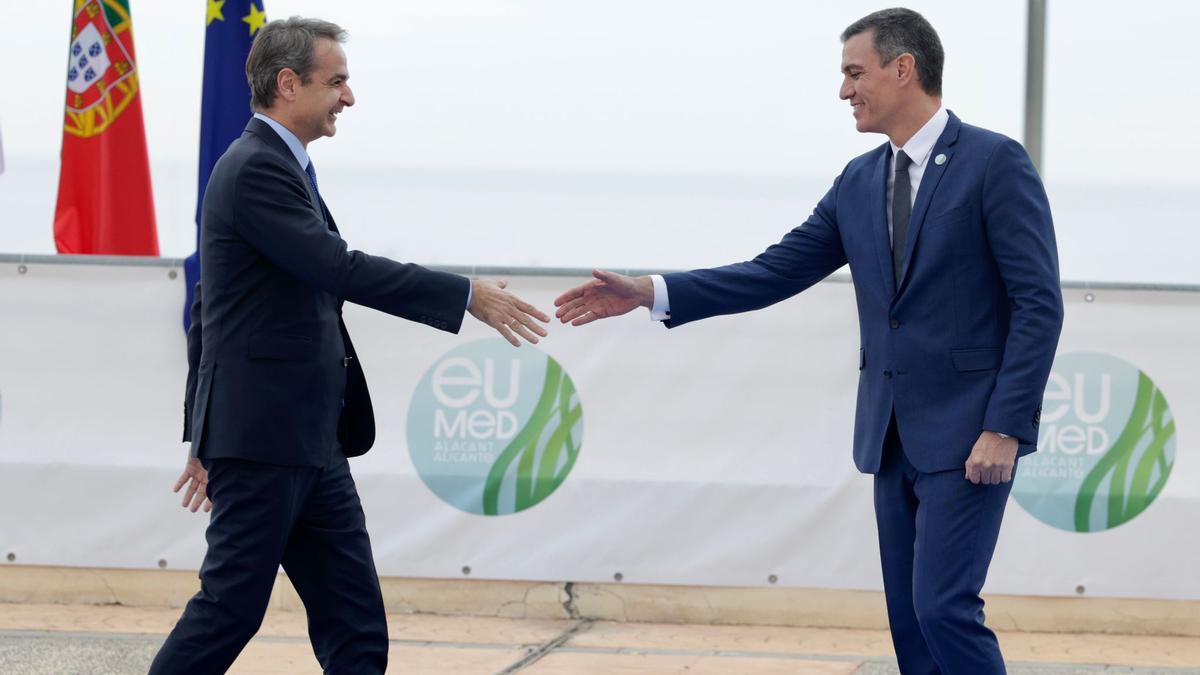 El presidente del Gobierno, Pedro Sánchez, saluda al primer ministro de Grecia, Kyriakos Mitsotakis, en la Cumbre Euromediterránea celebrada hoy en Alicante.