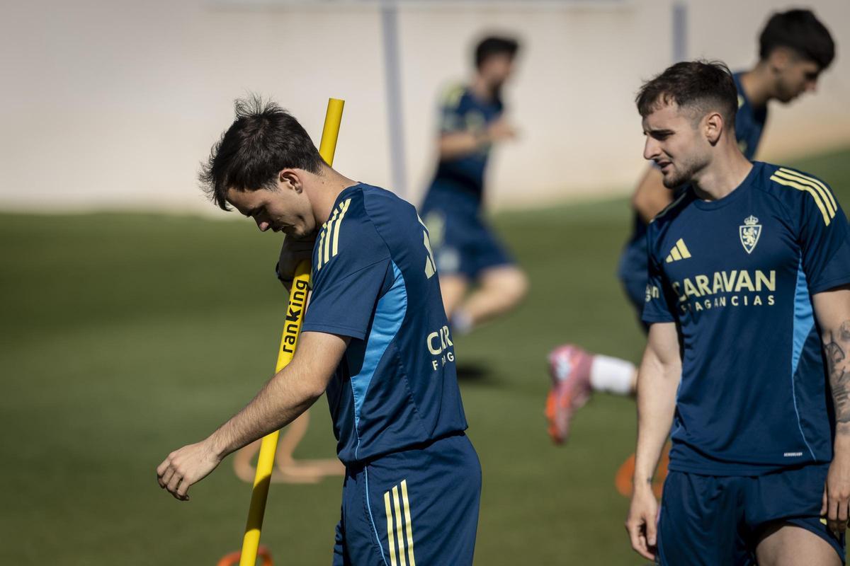 Marcos Cuenca, a la derecha, junto a Francho durante el entrenamiento de este miércoles.