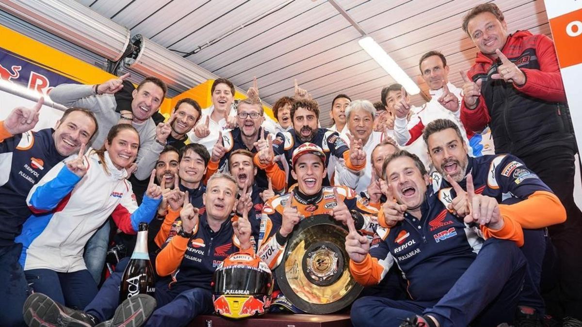 Marc Márquez celebra la victoria de Australia con todo su equipo.