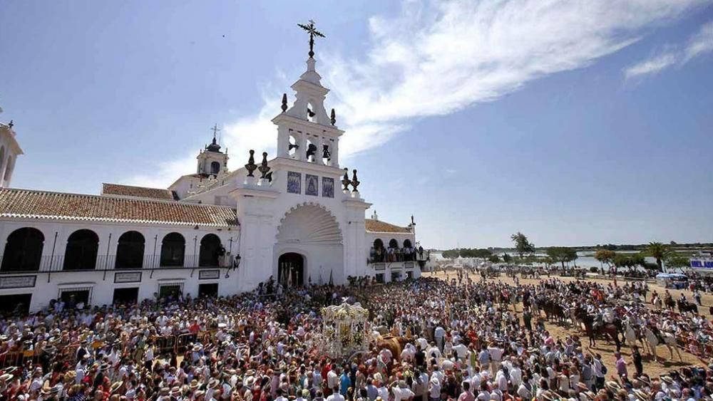 Camino al Santuario de la Virgen del Rocío en Almonte.