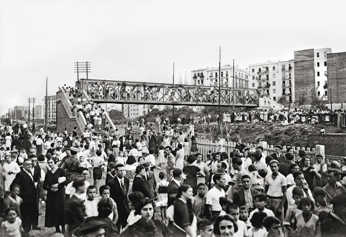 En 1936, con una fiesta se celebra la inauguración de un puente peatonal sobre las vías del tren en la calle de Castillejos.