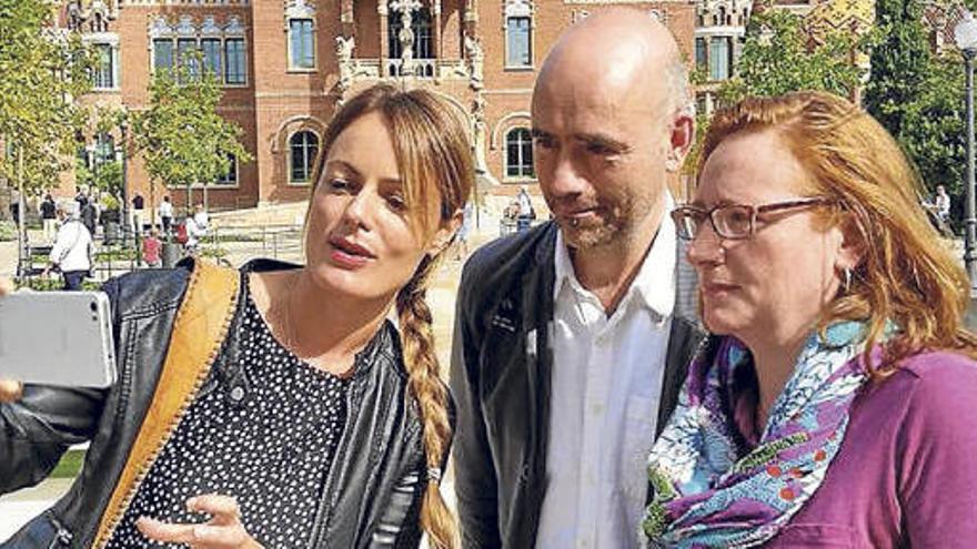 Ivana Miño amb dos dels protagonistes de la segona temporada