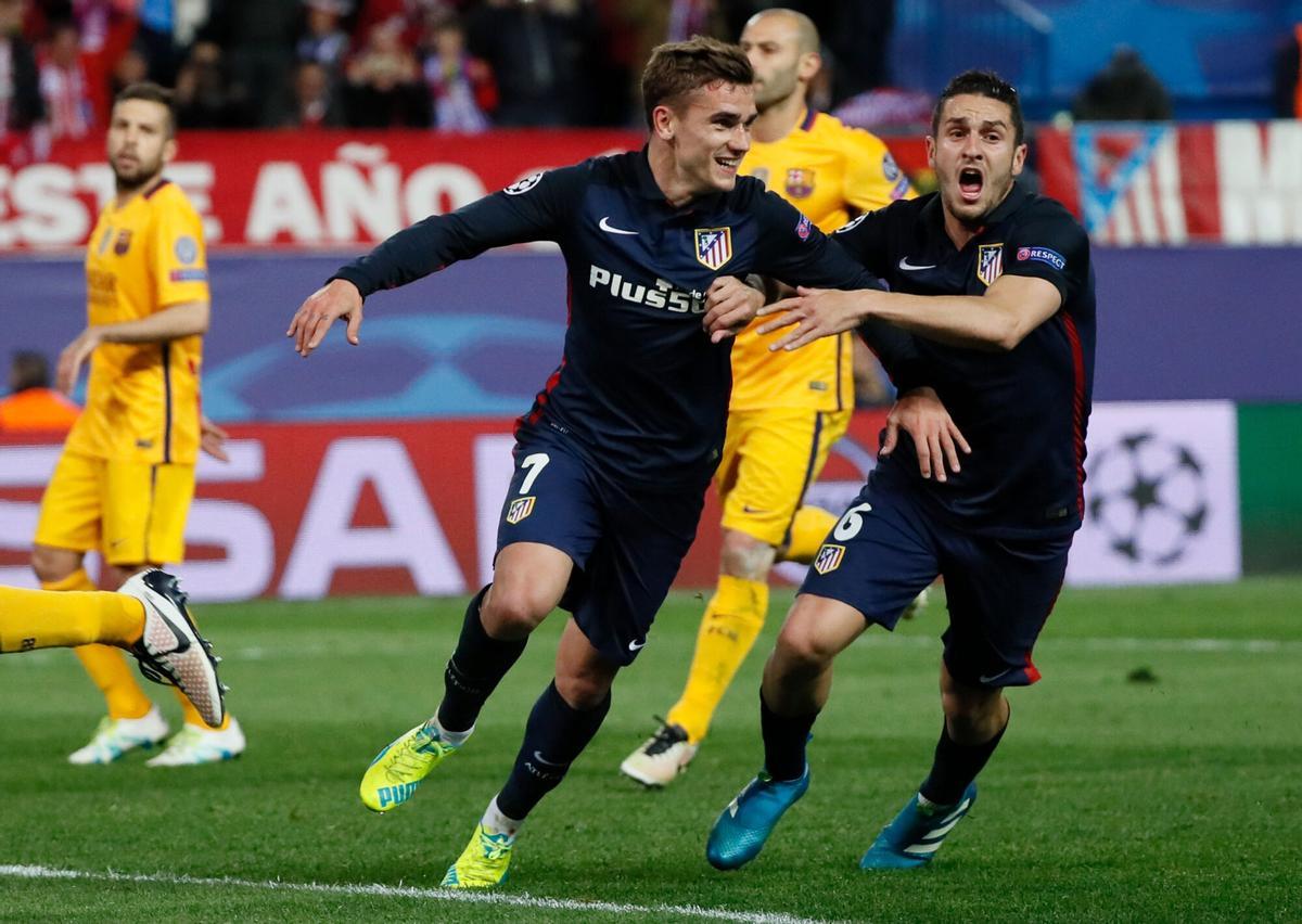 El delantero del Atlético Madrid Griezmann (i) celebra tras marcar ante el FC Barcelona, durante el partido de vuelta de cuartos de final de la Liga de Campeones disputado esta noche en el estadio Vicente Calderón, en Madrid.
