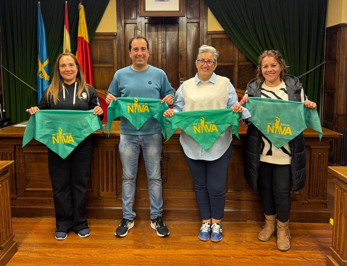 Jairo Palacios, en el centro, con miembros de la asociación de autocaravanistas