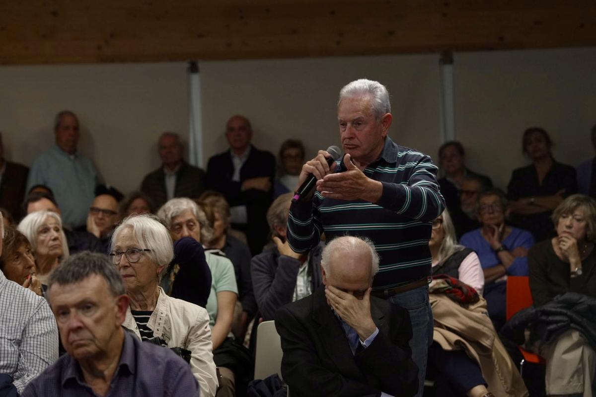 El presidente de la Asociación de Vecinos de Sant Ramon, Andrés Quílez, durante el consejo de barrio.