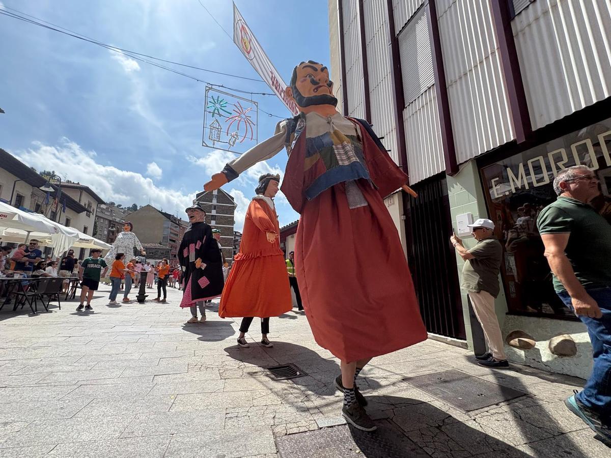 Cangas se rinde a sus gigantes y cabezudos