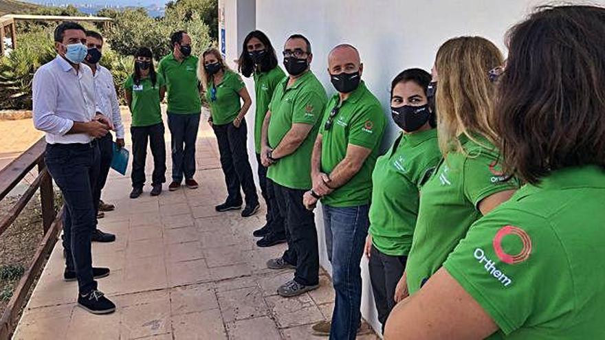 Luengo visitó ayer el Centro de Visitantes de Las Cobaticas y charló con los informadores del espacio.