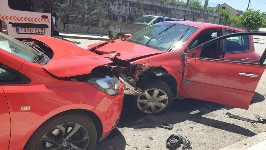 Una conductora colisiona contra cuatro vehículos aparcados en una salida de vía en Ribadumia