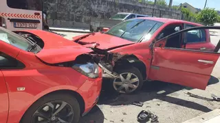 Una conductora colisiona contra cuatro vehículos aparcados en una salida de vía en Ribadumia