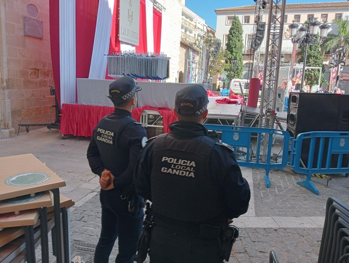 Los dos agentes custodian los banderines que se reparten en la entrega de premios.