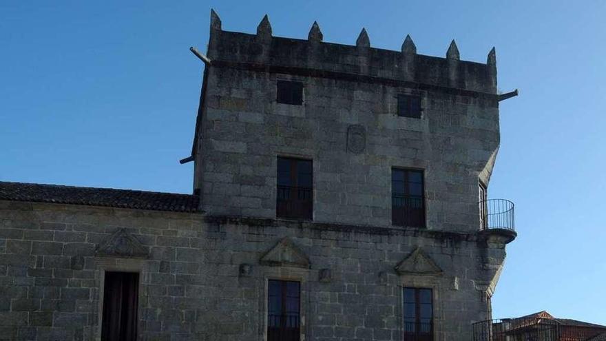 Plaza de Fefiñáns, con la torre del ala sur del palacio. // Iñaki Abella