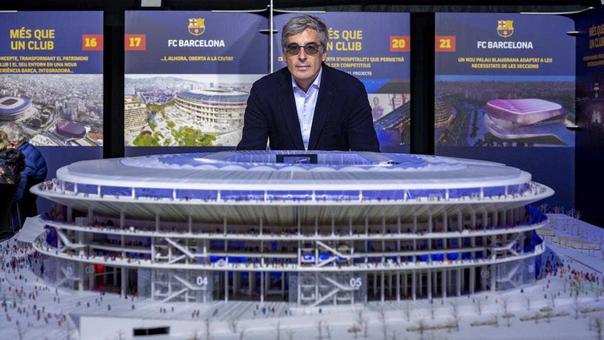 Jordi Llauradó posa con la maqueta del futuro Camp Nou.