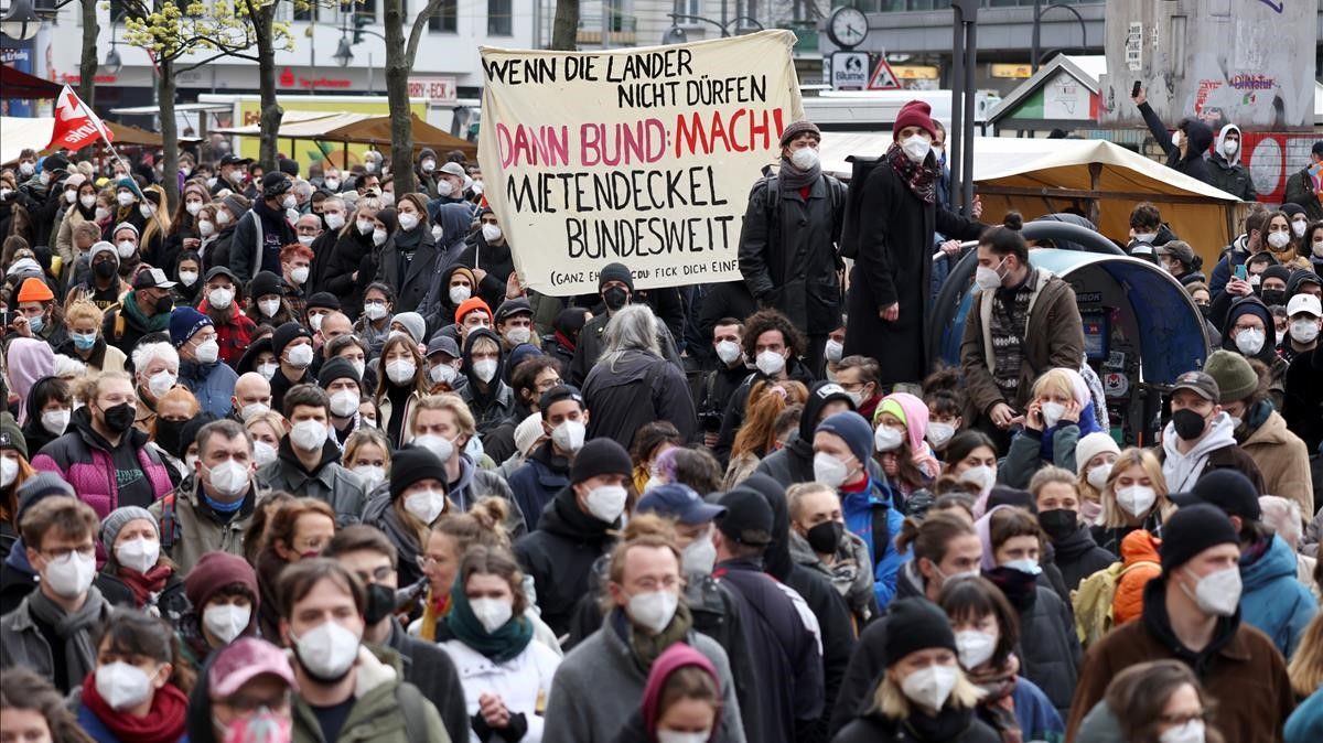 Manifestantes en Berlín contra la abolición de la ley que limitaba el precio del alquiler.