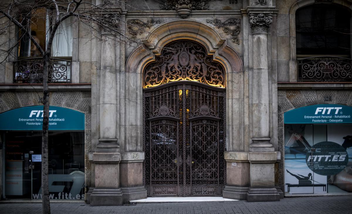 En Balmes, 109 te topas con este monumental portal metálico.