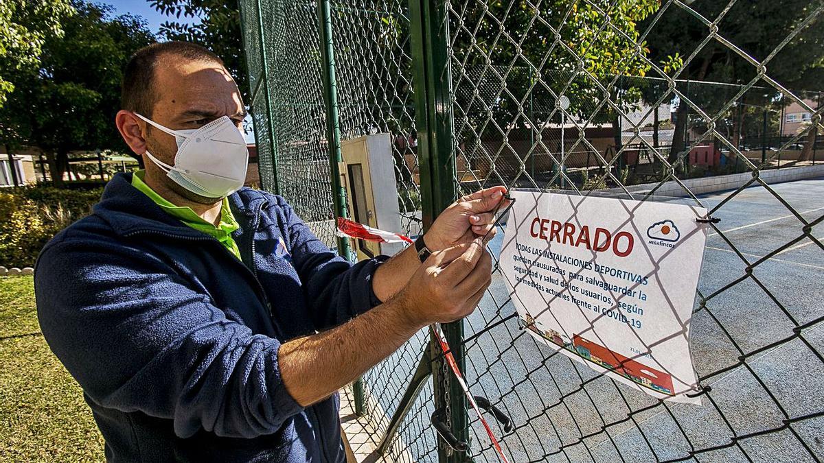 Un cartel prohibiendo el uso de las instalaciones deportivas en las urbanizaciones por el covid. | HÉCTOR FUENTES