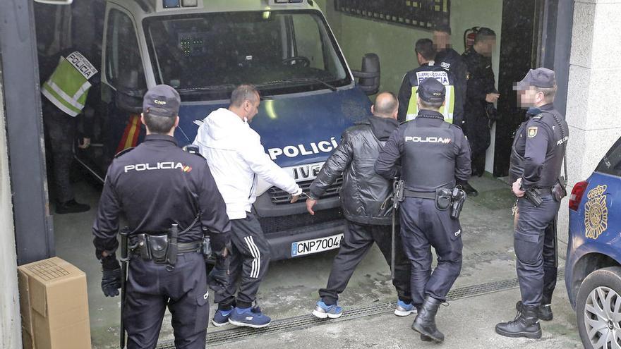 La Policía traslada a varios detenidos tras el golpe antidroga asestado hace dos meses. // Marta G. Brea