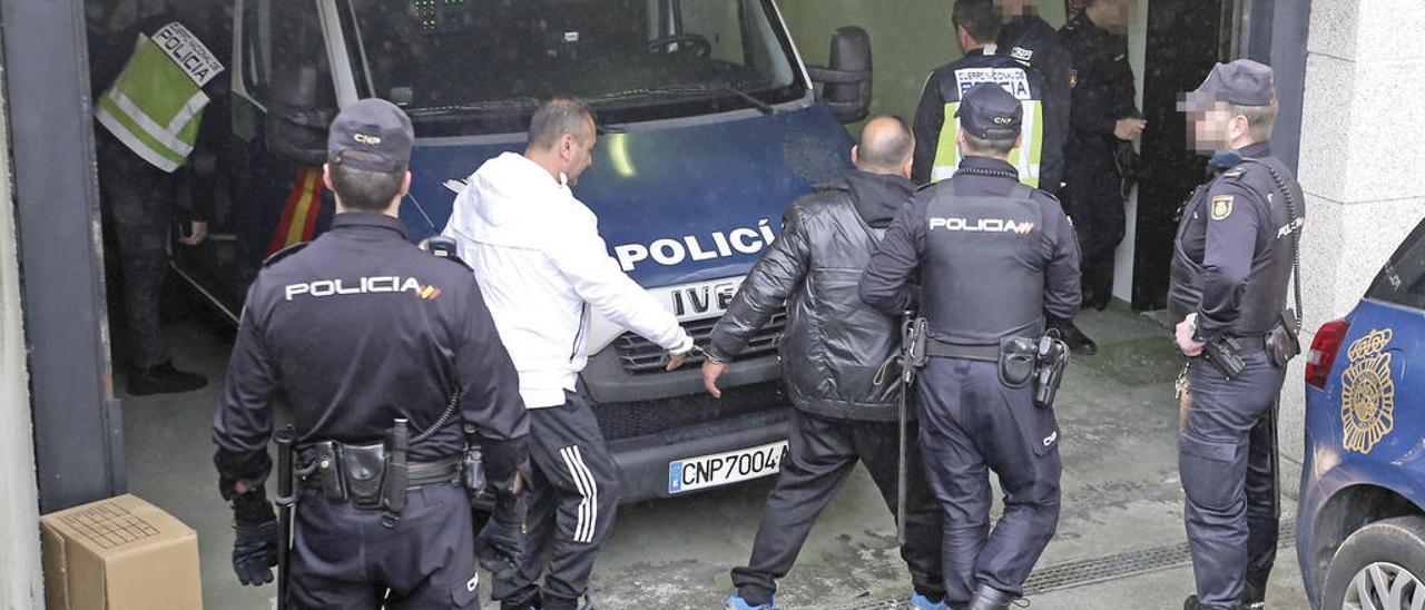 La Policía traslada a varios detenidos tras el golpe antidroga asestado hace dos meses. // Marta G. Brea