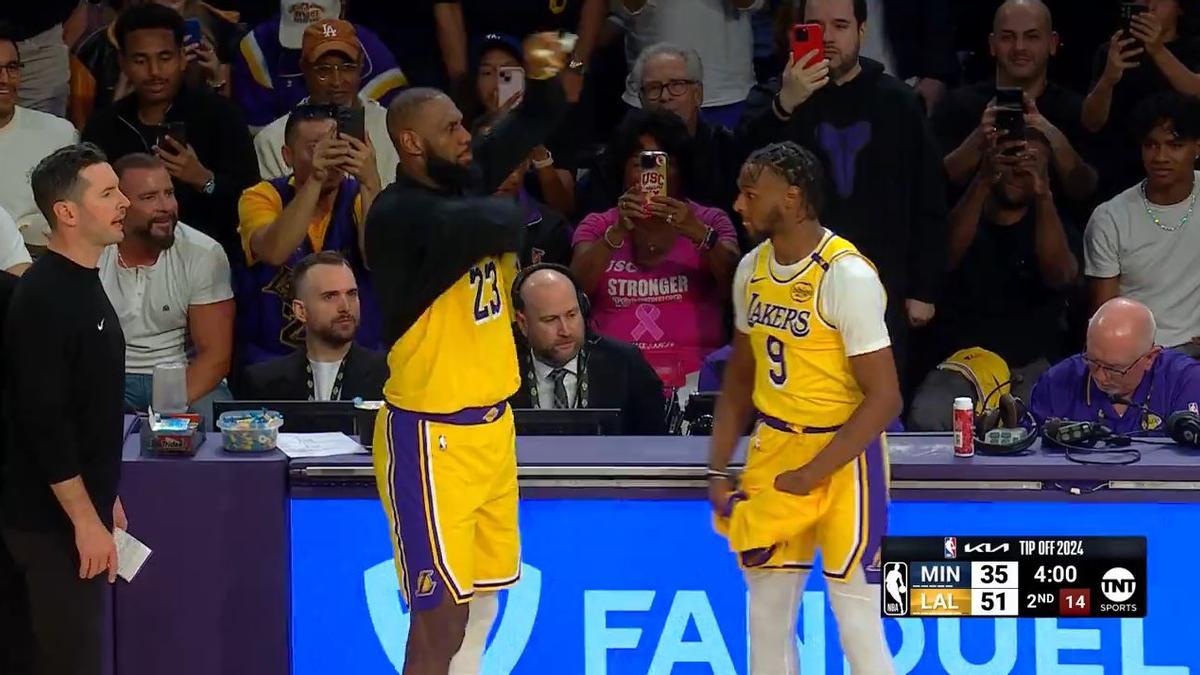 ¡Lo nunca visto en la NBA! El momento en el que LeBron James y su hijo saltaron a la pista para jugar juntos