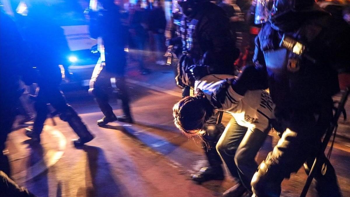 Un manifestante, detenido por los Mossos durante la protesta en Barcelona por el clásico Barça-Madrid, el 18 de diciembre del 2019