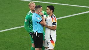 El árbitro Michael Oliver explica a Gündogan por qué motivo había anulado el gol de Schlotterbeck.