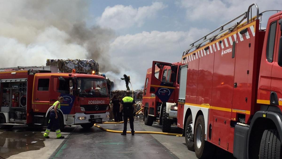 El fuego causa importantes daños en una empresa de reciclaje de Almendralejo