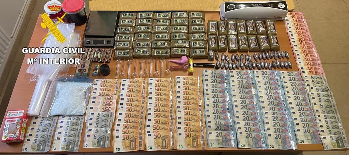 Dorgas y otros materiales incautados por la Guardia Civil al vecino de Fisterra detenido en la operación