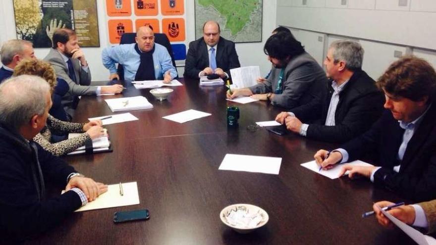 Alcaldes, durante una reunión en la sede del Consorcio As Mariñas.