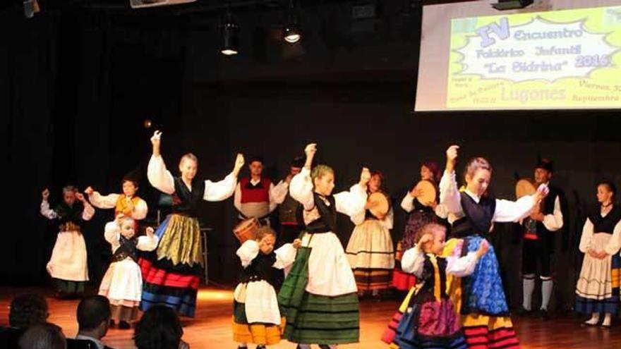 Folclore desde la cuna en Lugones