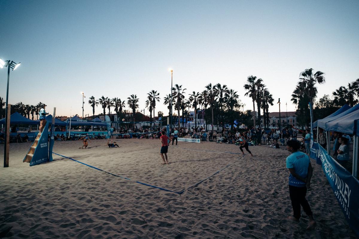 La Malvarrosa despidió la temporada estival con un torneo que volvió a abarrotar las pistas de vóley playa en el que compitieron un total de 175 participantes.