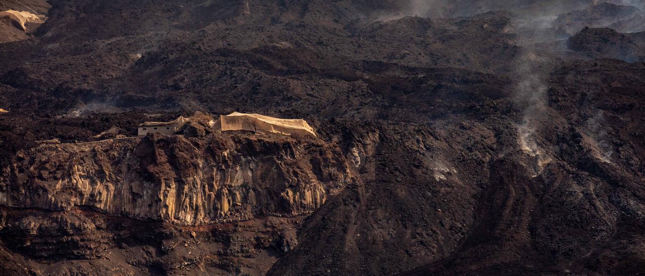 Coladas del volcán de La Palma vistas desde el Buque Anfibio 'Castilla'