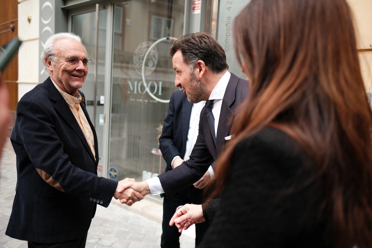 El alcalde Pablo Ruz y la edil Irene Ruíz reciben al director Manuel Gutiérrez Aragón