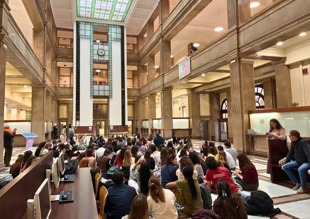 Protesta organitzada per sanitaris residents a la seu de l'ICS de Barcelona, dijous passat.
